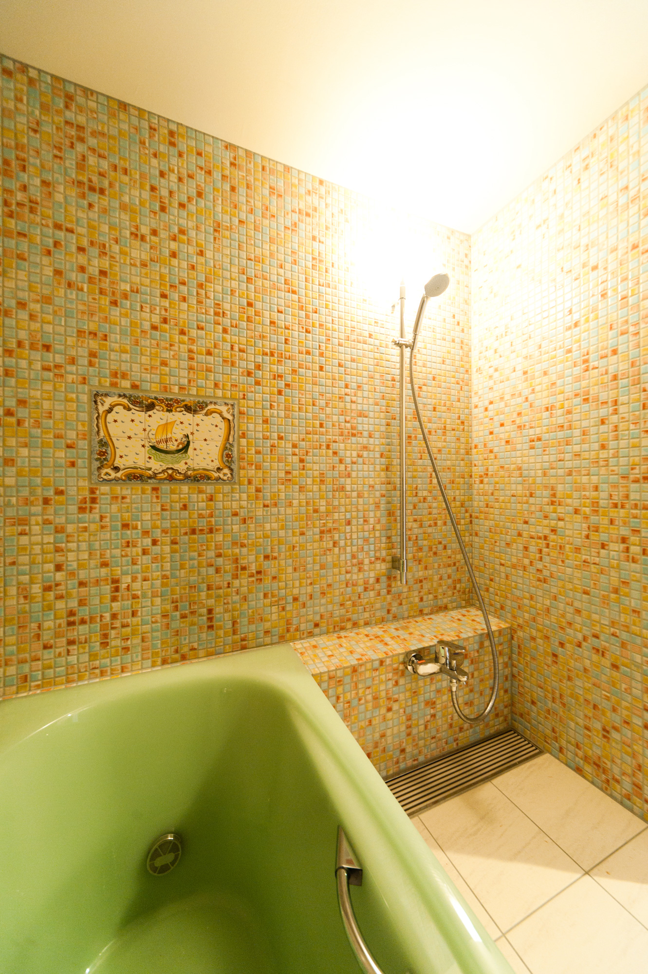 浴室。壁中央にお客様お持ち込みのタイルアートを埋め込んでいます。