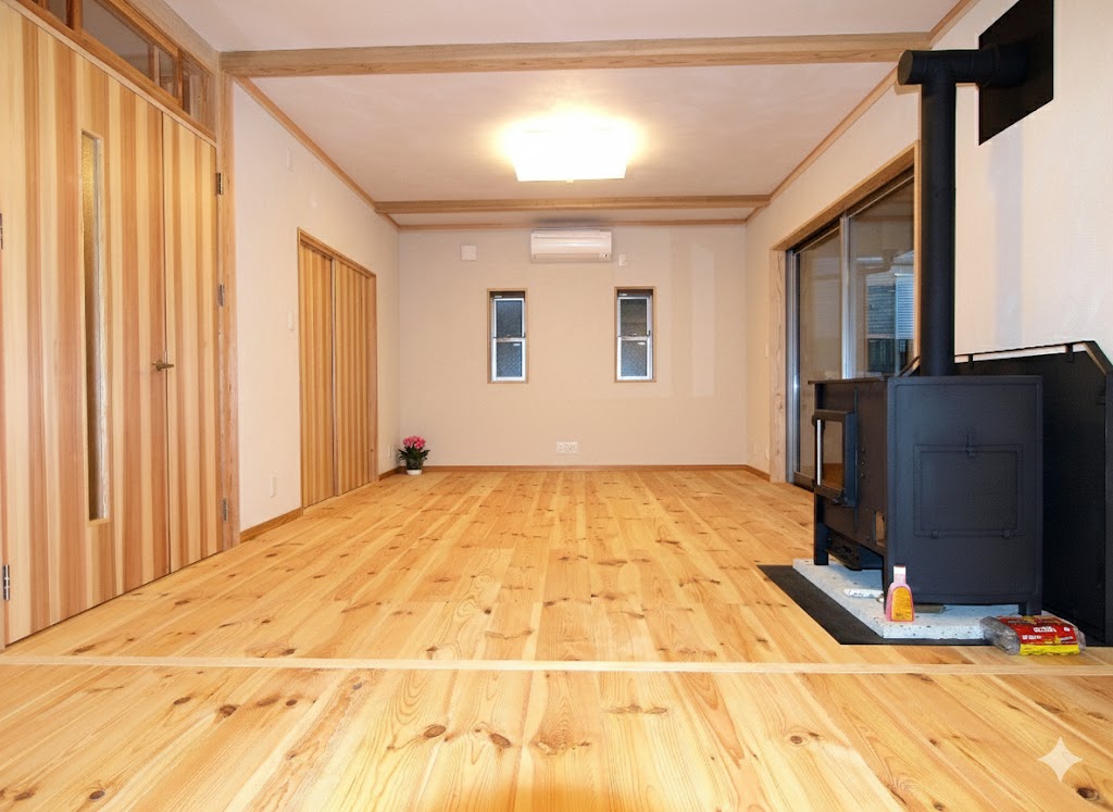 飫肥杉の無垢床とペレットストーブ