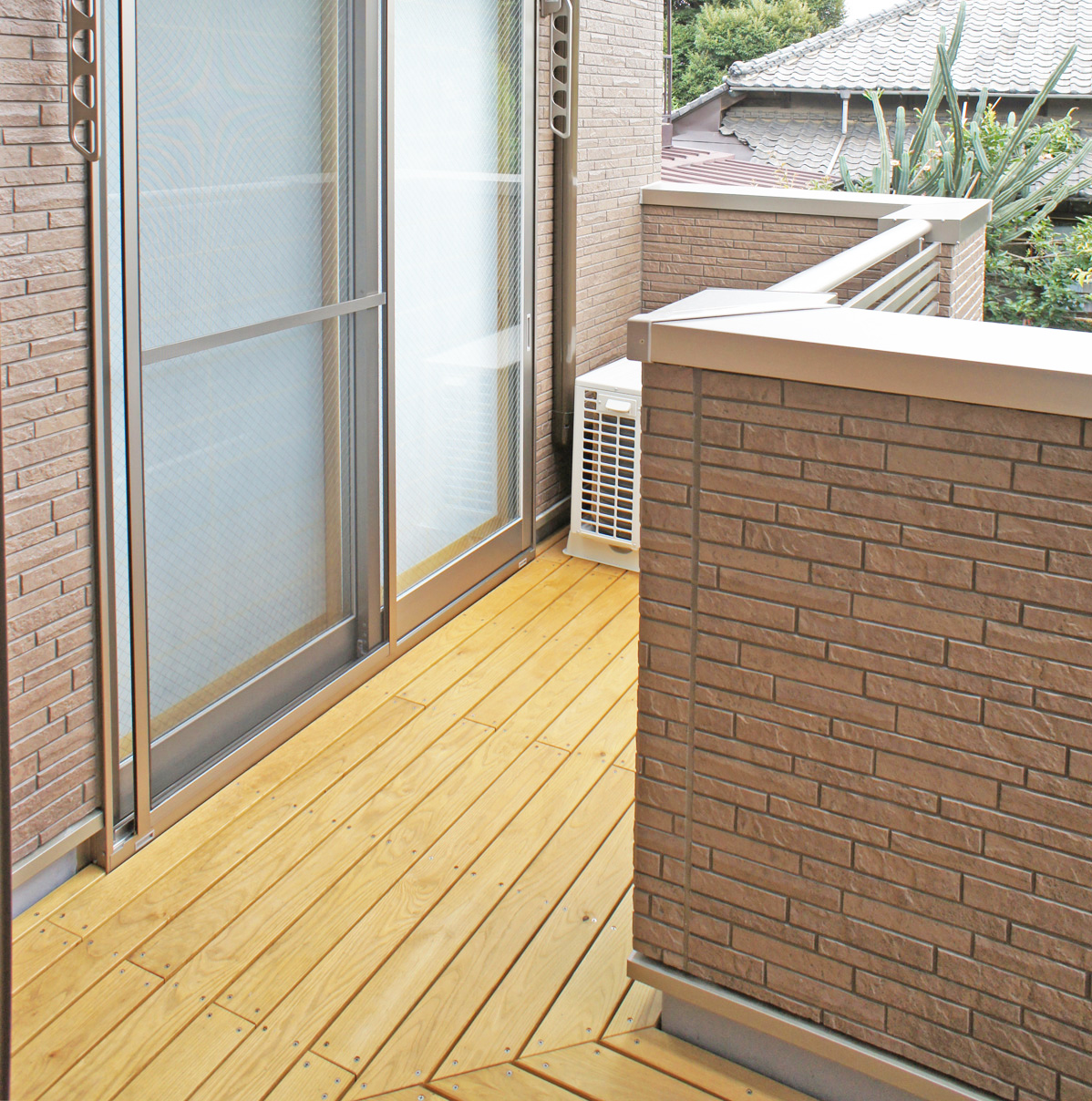 2階ベランダの自然素材ウッドデッキ